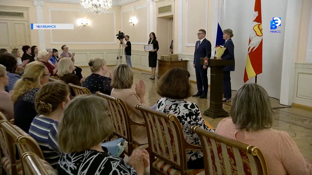 Соцработников наградили в правительстве региона
