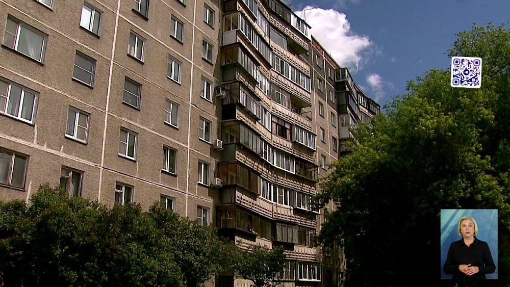 Мать и двое детей выпали из окна шестого этажа