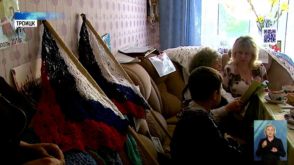 Бабушка-ветеран связала флаги для наших солдат