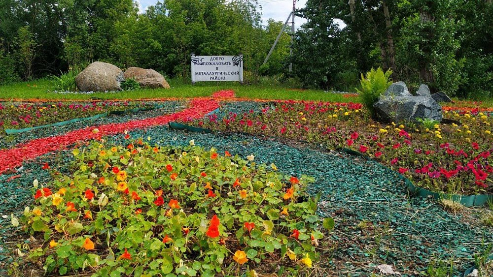 Жителей Челябинска попросили не рвать цветы с благоустроенных клумб