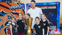 Андрей Зубков презентовал чемпионский кубок юным баскетболистам