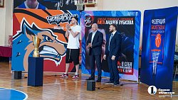Андрей Зубков презентовал чемпионский кубок юным баскетболистам
