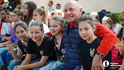 Андрей Зубков презентовал чемпионский кубок юным баскетболистам