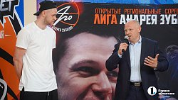 Андрей Зубков презентовал чемпионский кубок юным баскетболистам