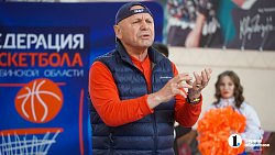 Андрей Зубков презентовал чемпионский кубок юным баскетболистам