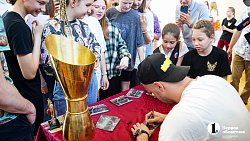 Андрей Зубков презентовал чемпионский кубок юным баскетболистам