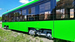 В Челябинск прибыл первый из 30 низкопольных трамваев