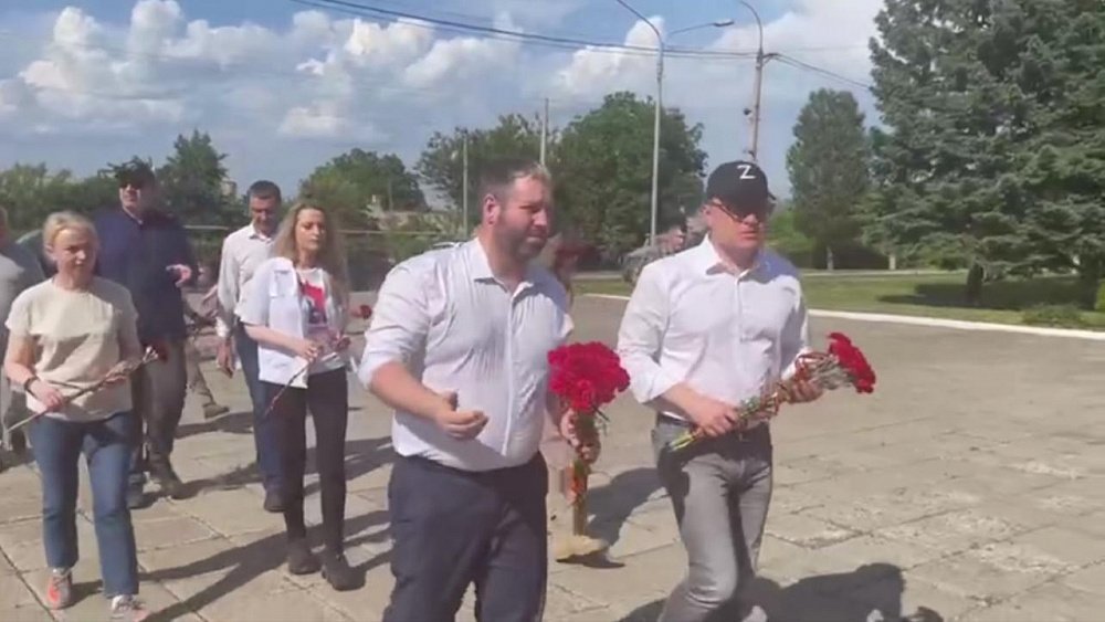 Алексей Текслер возложил цветы к мемориалу в Ясиноватой