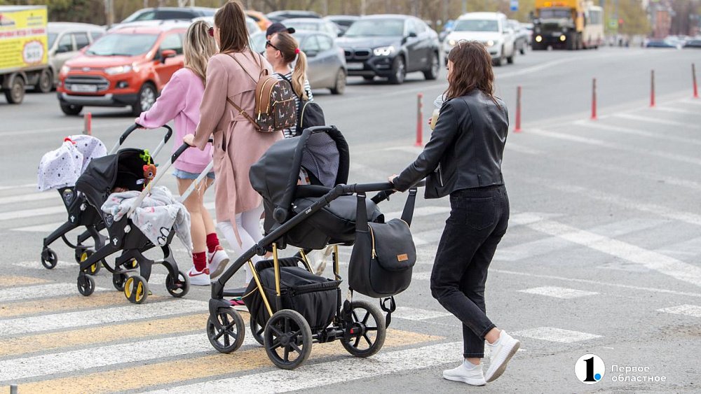 Семьи с детьми из Челябинской области получат пособия за июнь двумя переводами