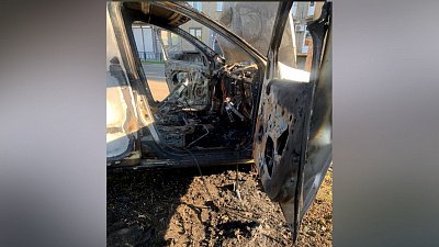 Горящий в ночи автомобиль сняли на видео в Магнитогорске