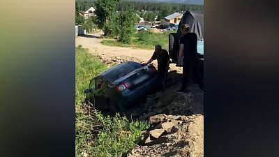 Уснувший за рулем водитель отправил свое авто в кювет под Златоустом