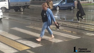 Из-за прошедшего ливня люди вынуждены ходить босиком по центру Челябинска