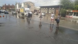Из-за прошедшего ливня люди вынуждены ходить босиком по центру Челябинска