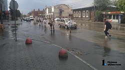 Из-за прошедшего ливня люди вынуждены ходить босиком по центру Челябинска