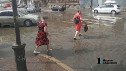 Из-за прошедшего ливня люди вынуждены ходить босиком по центру Челябинска