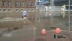 Из-за прошедшего ливня люди вынуждены ходить босиком по центру Челябинска