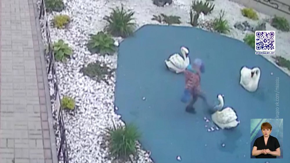 Маленький вандал сломал скульптуру в парке