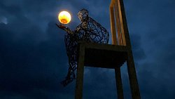 На Аркаиме установили пятиметровый стул со скульптурой