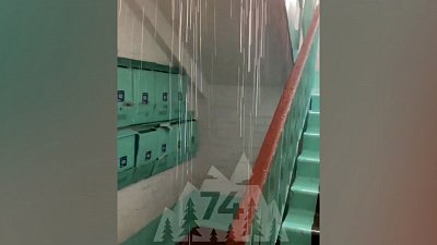 В Миассе после дождя и капремонта затопило подъезд