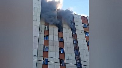 Пожар на восьмом этаже дома в Миассе сняли на видео
