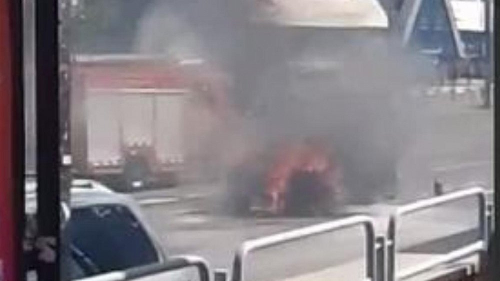 В Челябинске на ходу загорелся легковой автомобиль