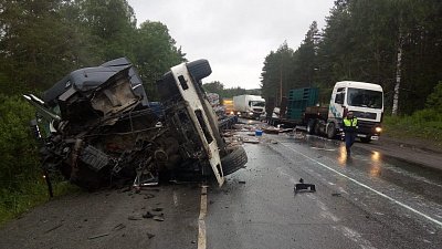 Ликвидация аварии с двумя фурами на трассе М-5 попала на видео