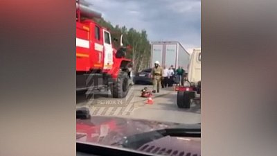 Легковой автомобиль влетел под грузовик: видео очевидцев