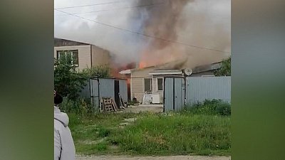 Жители ЧМЗ сняли на видео пожар в частном доме