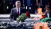 Алексей Текслер возложил цветы к Вечному огню в Челябинске в День памяти и скорби
