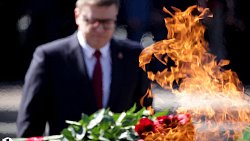 Алексей Текслер возложил цветы к Вечному огню в Челябинске в День памяти и скорби