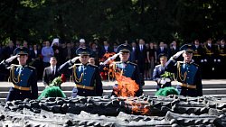 Алексей Текслер возложил цветы к Вечному огню в Челябинске в День памяти и скорби