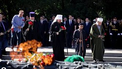 Алексей Текслер возложил цветы к Вечному огню в Челябинске в День памяти и скорби