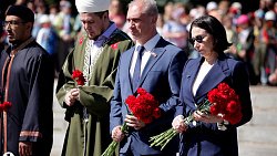 Алексей Текслер возложил цветы к Вечному огню в Челябинске в День памяти и скорби