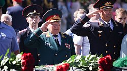 Алексей Текслер возложил цветы к Вечному огню в Челябинске в День памяти и скорби