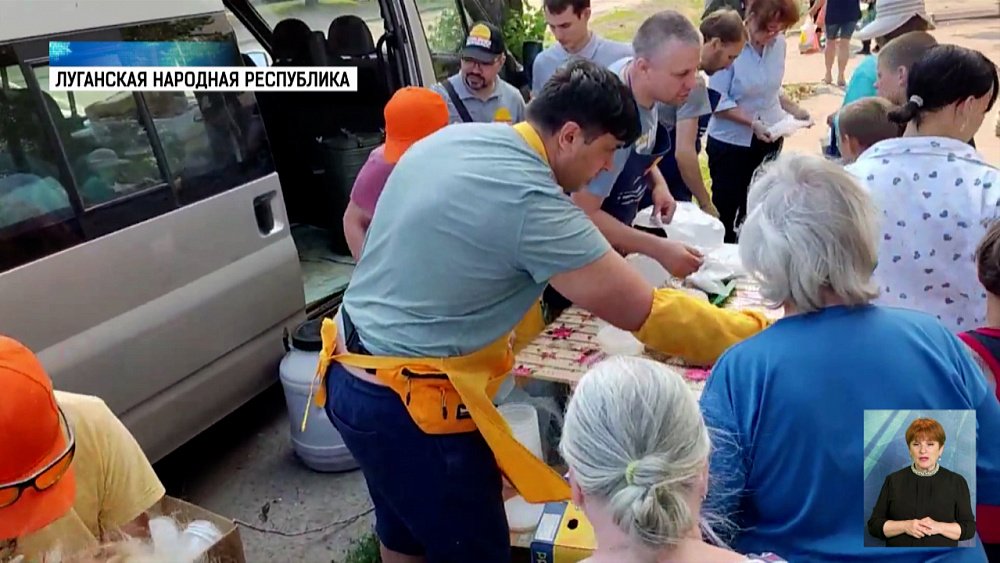 60 дней волонтеры кормят жителей Донбасса