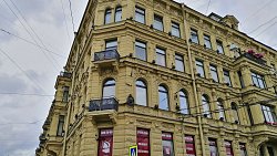 Гуляем по Севкабелю, рассматриваем парадные и пробуем пышки в Петербурге