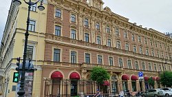 Гуляем по Севкабелю, рассматриваем парадные и пробуем пышки в Петербурге