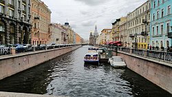 Гуляем по Севкабелю, рассматриваем парадные и пробуем пышки в Петербурге