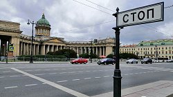 Гуляем по Севкабелю, рассматриваем парадные и пробуем пышки в Петербурге