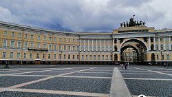 Гуляем по Севкабелю, рассматриваем парадные и пробуем пышки в Петербурге