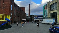 Гуляем по Севкабелю, рассматриваем парадные и пробуем пышки в Петербурге