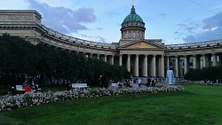 Гуляем по Севкабелю, рассматриваем парадные и пробуем пышки в Петербурге