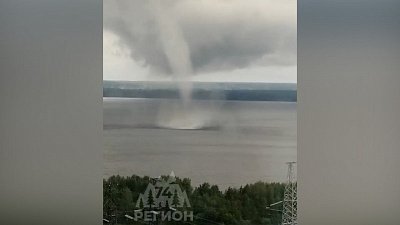 На Урале очевидцы сняли смерч на камеру