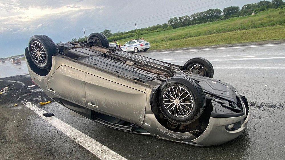 Водитель и пассажирка пострадали в ДТП с переворотом в Копейске