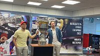Хоккеисты Виталий Абрамов и Никита Нестеров презентовали Кубок Гагарина в Челябинске