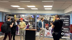 Хоккеисты Виталий Абрамов и Никита Нестеров презентовали Кубок Гагарина в Челябинске