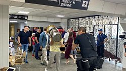 Хоккеисты Виталий Абрамов и Никита Нестеров презентовали Кубок Гагарина в Челябинске