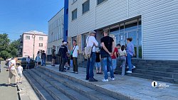 Хоккеисты Виталий Абрамов и Никита Нестеров презентовали Кубок Гагарина в Челябинске