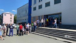 Хоккеисты Виталий Абрамов и Никита Нестеров презентовали Кубок Гагарина в Челябинске