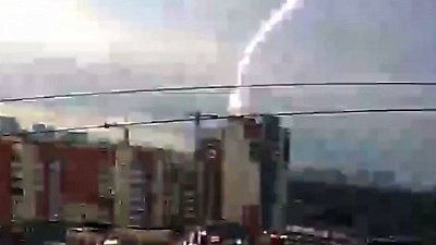 Удар молнии в многоквартирный дом в Челябинске попал на видео